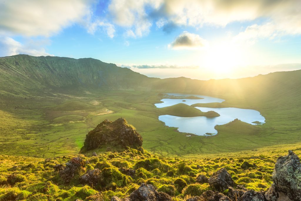 Vista panorámica de la caldeira, lagoa do caldeirao, en la isla de Corvo en Azores.