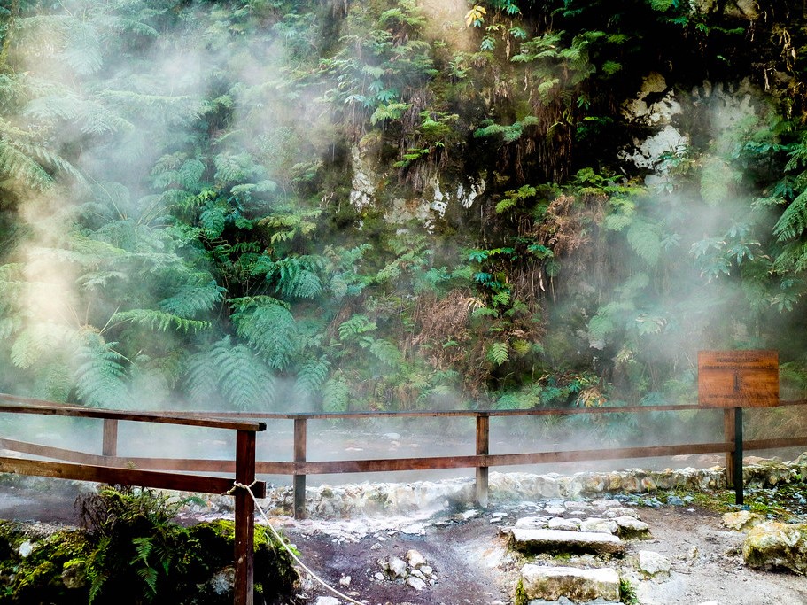 Vista de aguas termales en Furnas, uno de los pueblos mas bonitos de Sao Miguel