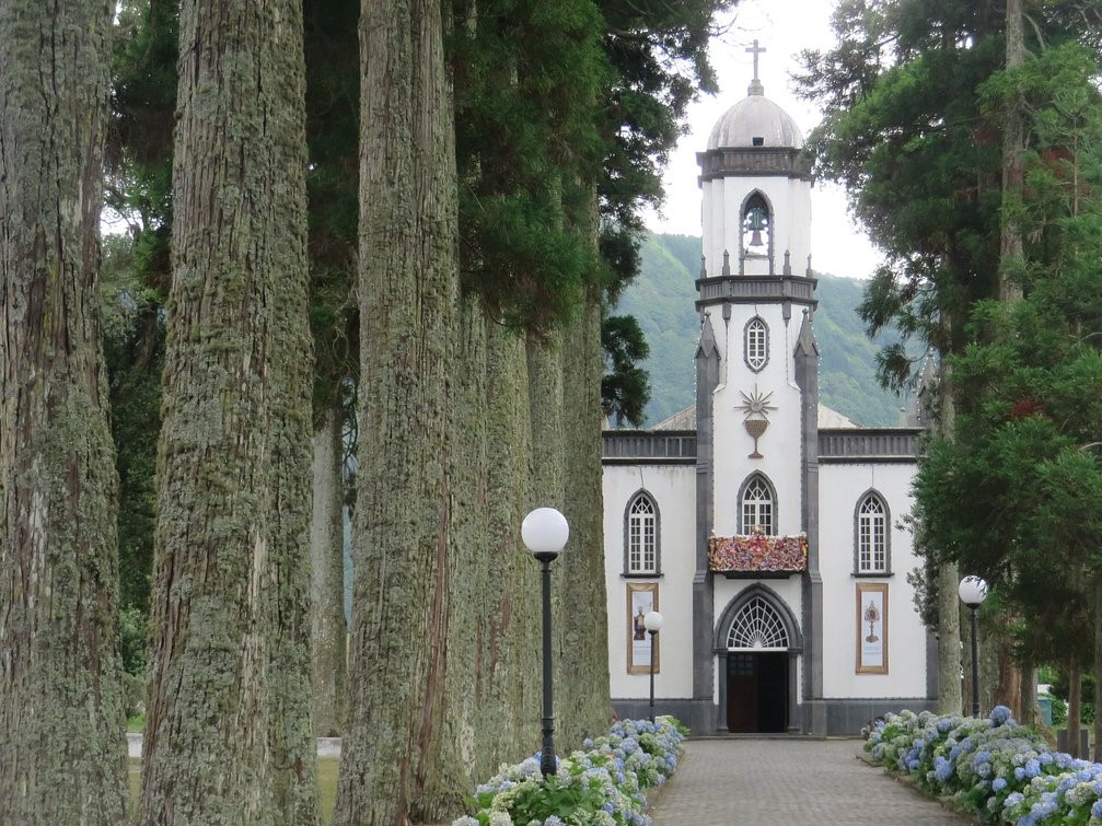 Vista de la iglesia de São Nicolau en Sete Cidades , uno de los pueblos mas bonitos de Sao Miguel