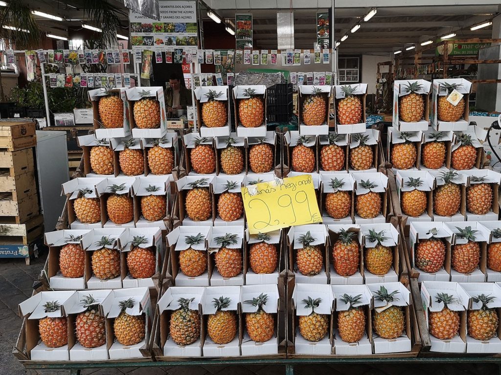 puesto de piñas en el mercado