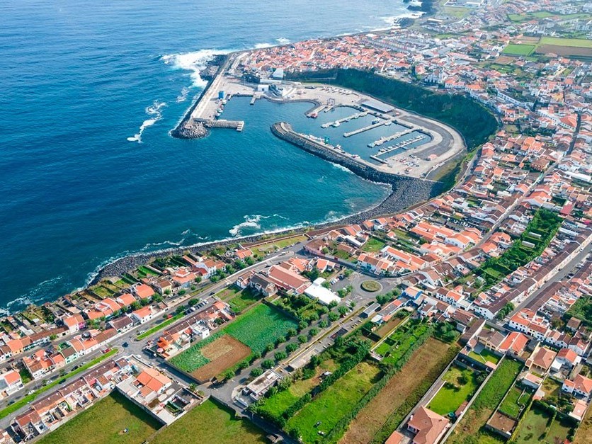 Vista del pueblo Rabo de peixe en Sao Miguel, uno de los pueblos mas bonitos de Sao Miguel