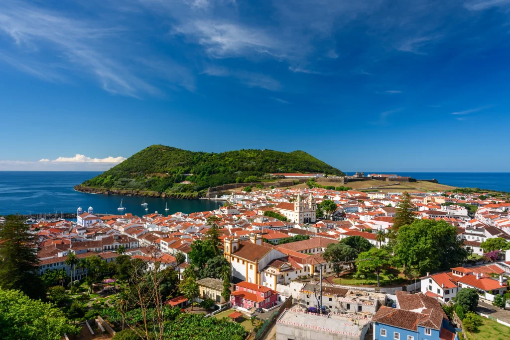 Vista de Angra do Heroismo en Terceira