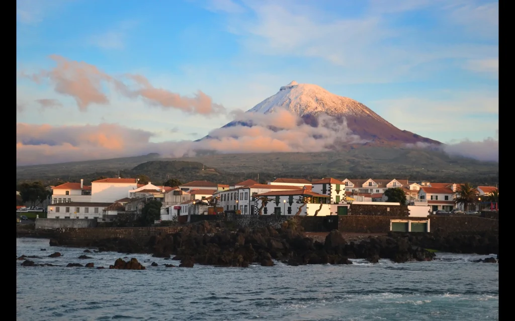Madalena la capital de la isla de Pico con el volcán más alto de portugal al fondo