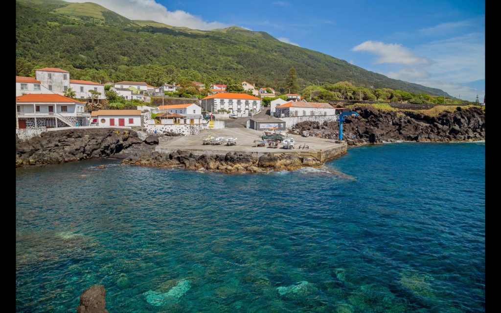 Vista del pueblo de Urzelina, uno de los pueblos más bonitos en Sao Jorge