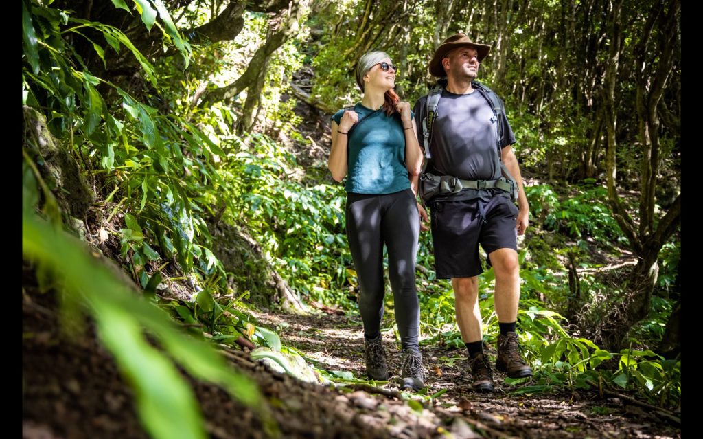 2 personas haciendo senderismo en Sao Jorge, Azores