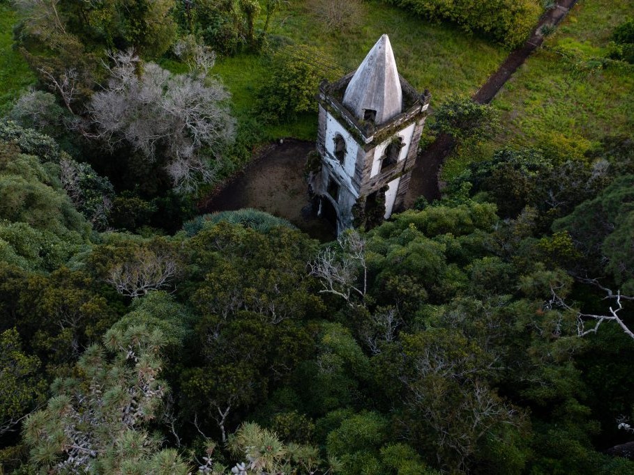 Vista de la antigua iglesia de Urzelina, uno de los pueblos más bonitos de Sao jorge